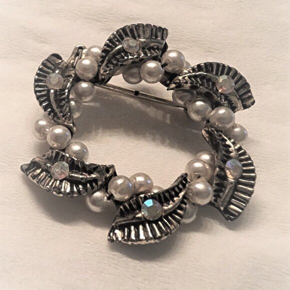 Vintage Wreath Brooch w/ Intertwined faux pearls and Iridescent stones-Very Good - Picture 1 of 7
